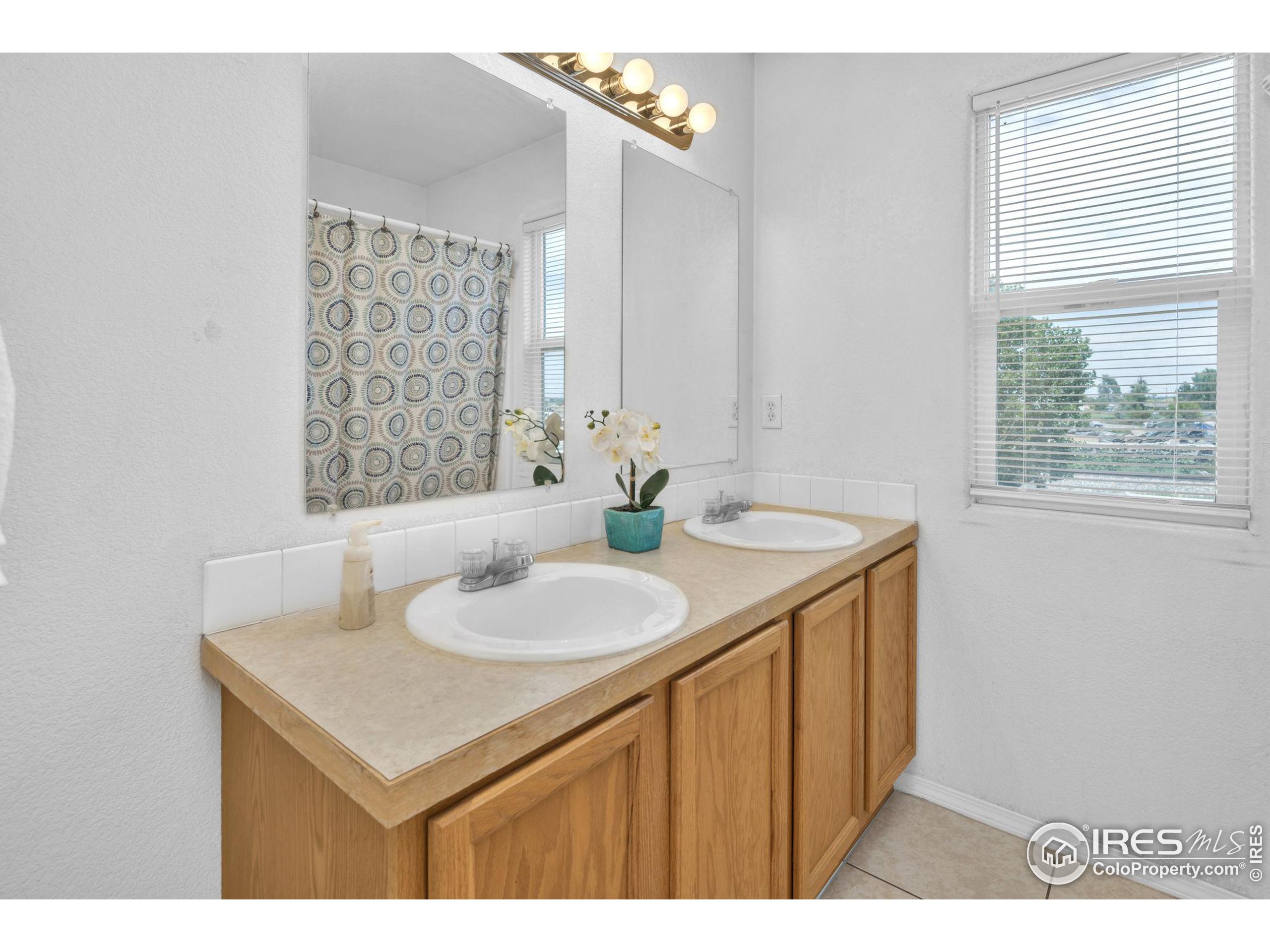 2811 W E St