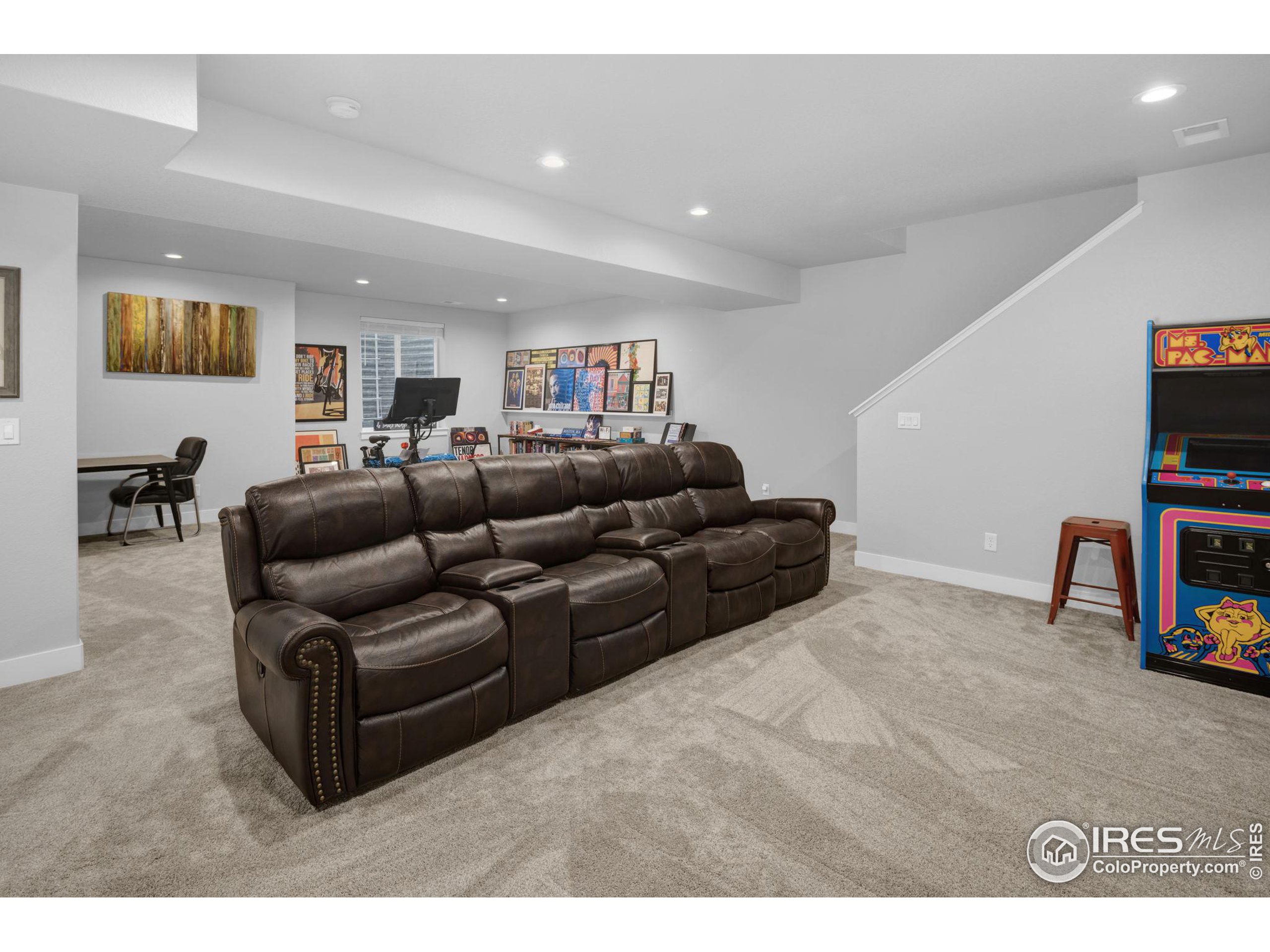 1858 W 50th St
