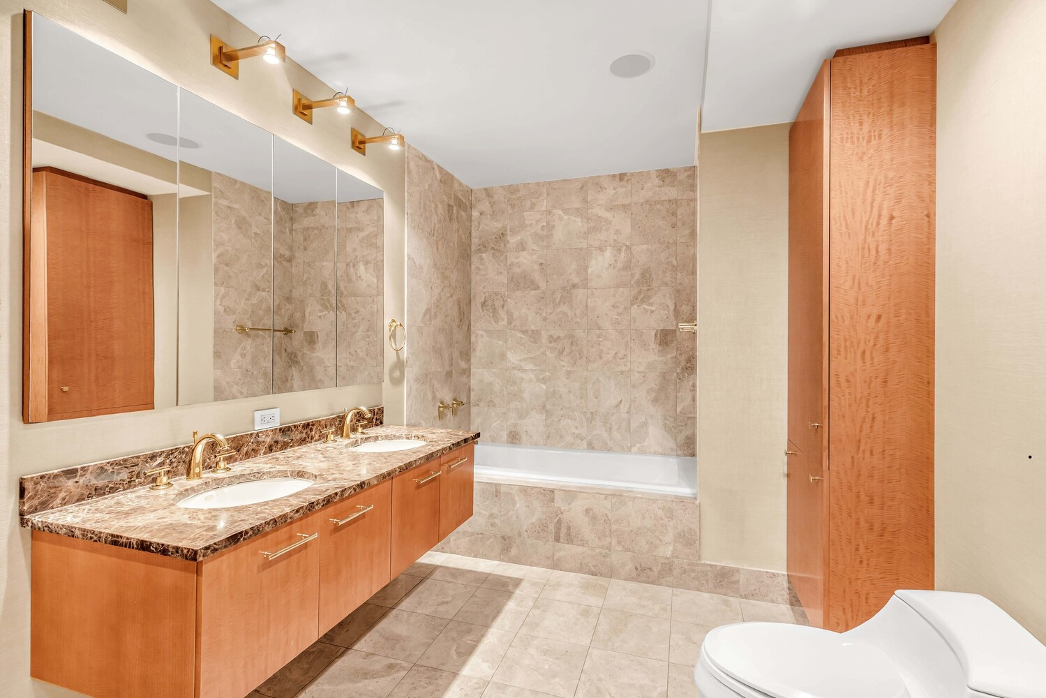 220 RIVERSIDE Boulevard 24G