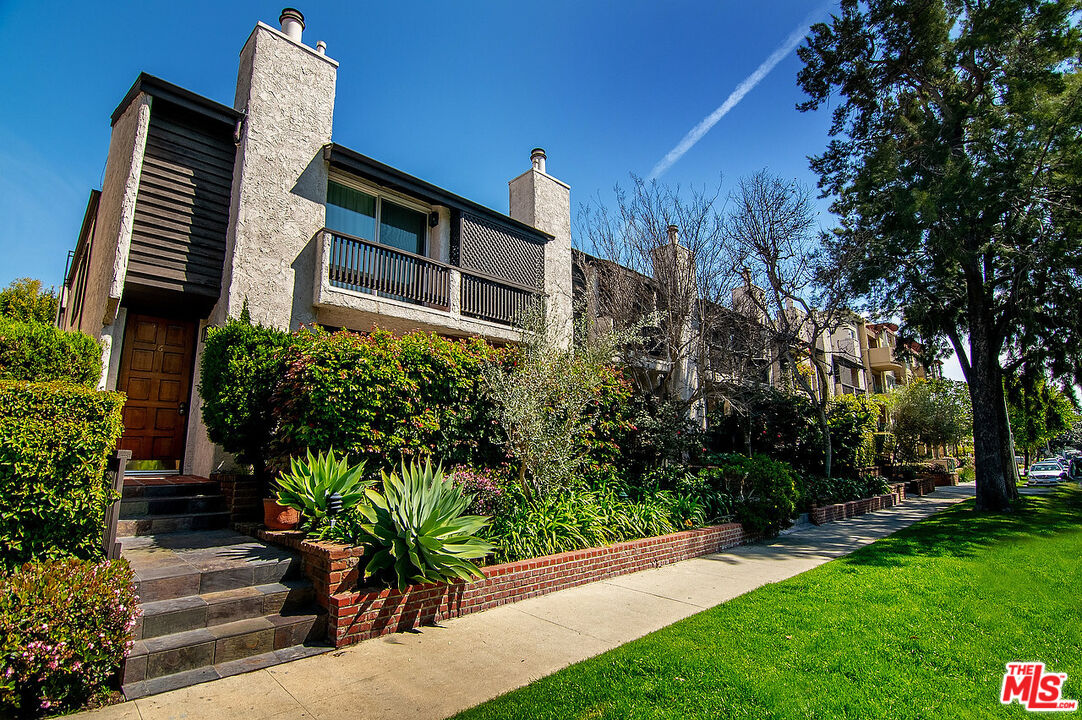 2216 S Bentley Ave Unit: 10