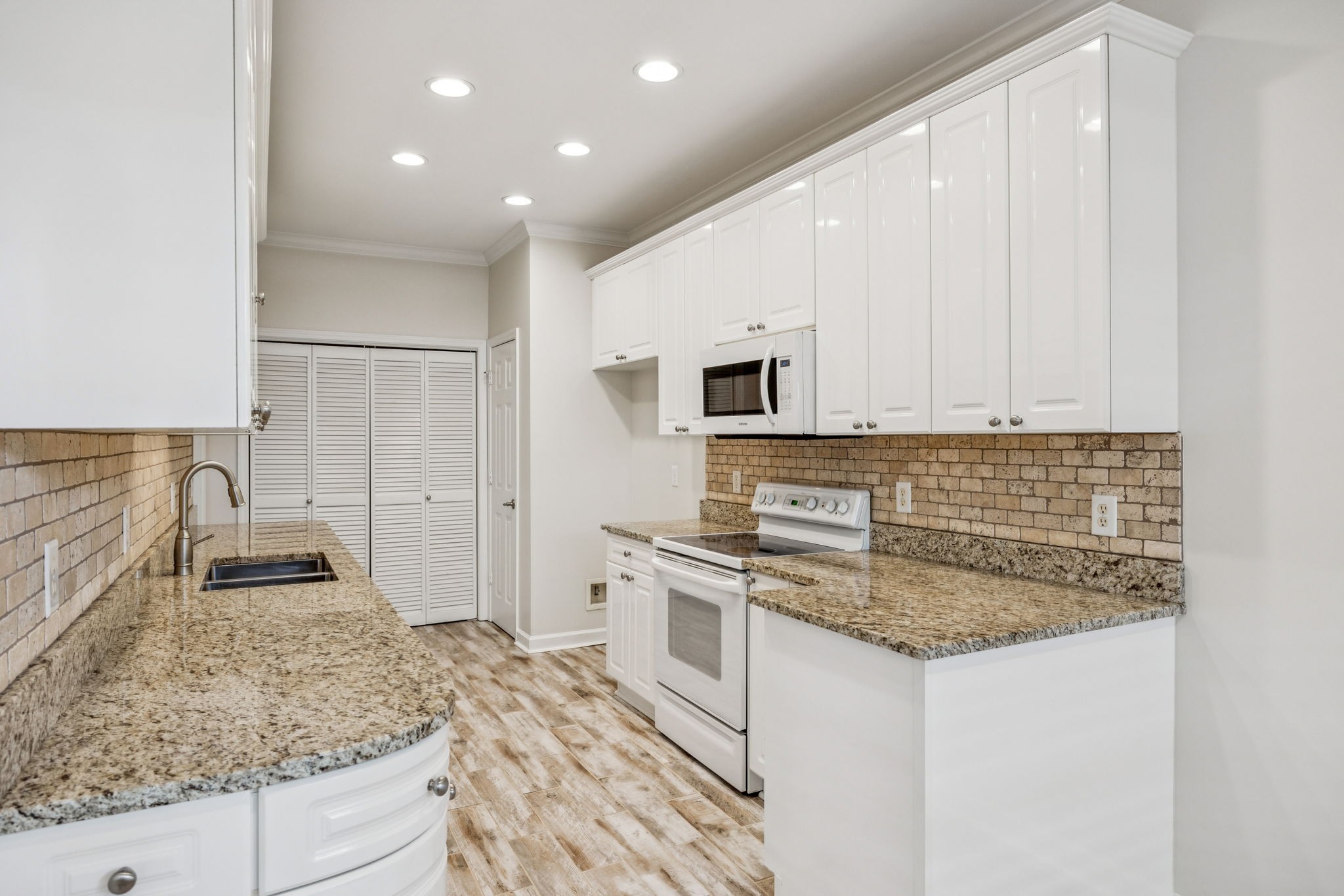 7057 Sunrise Cir