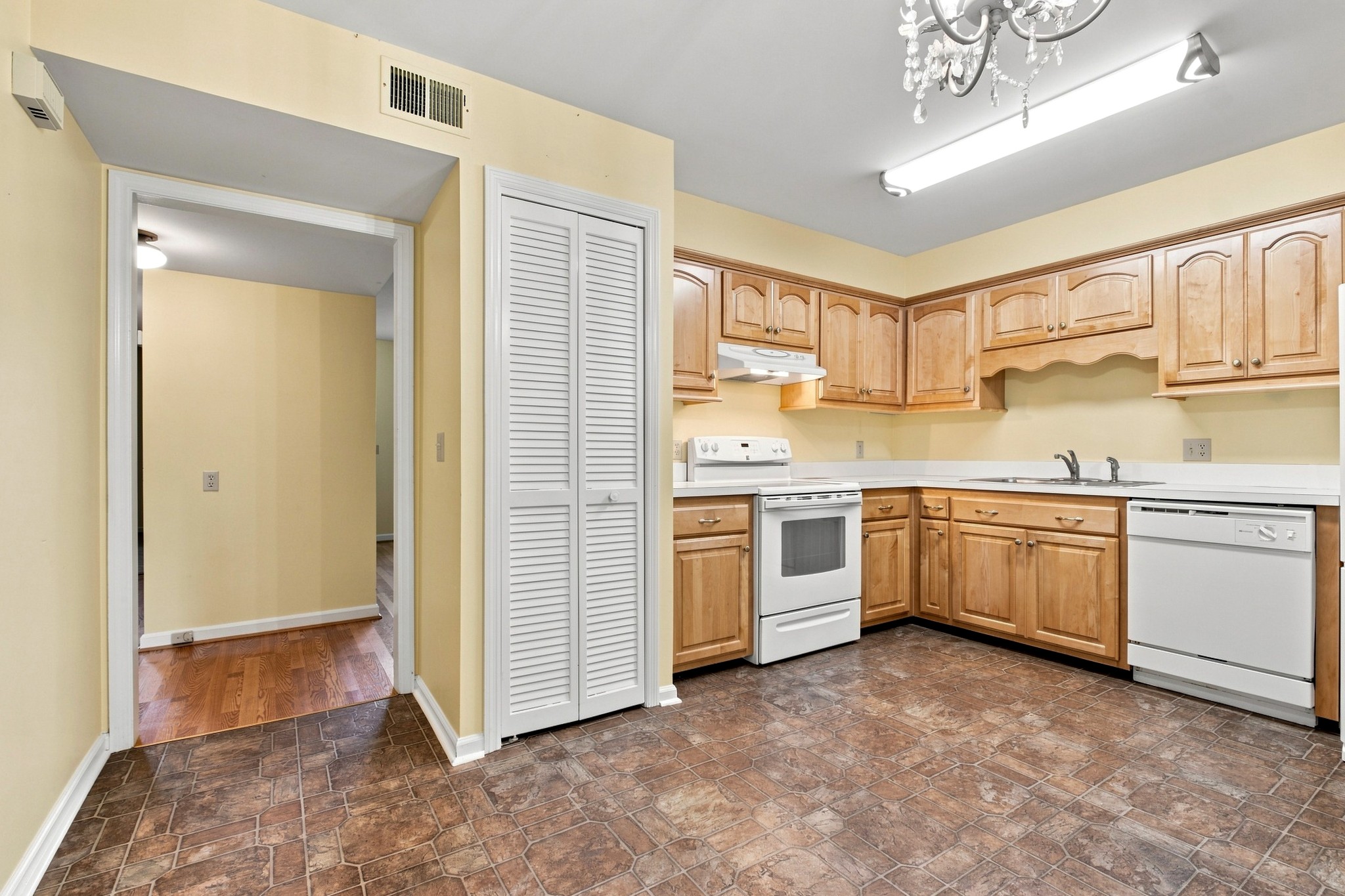 407 Deer Lake Dr