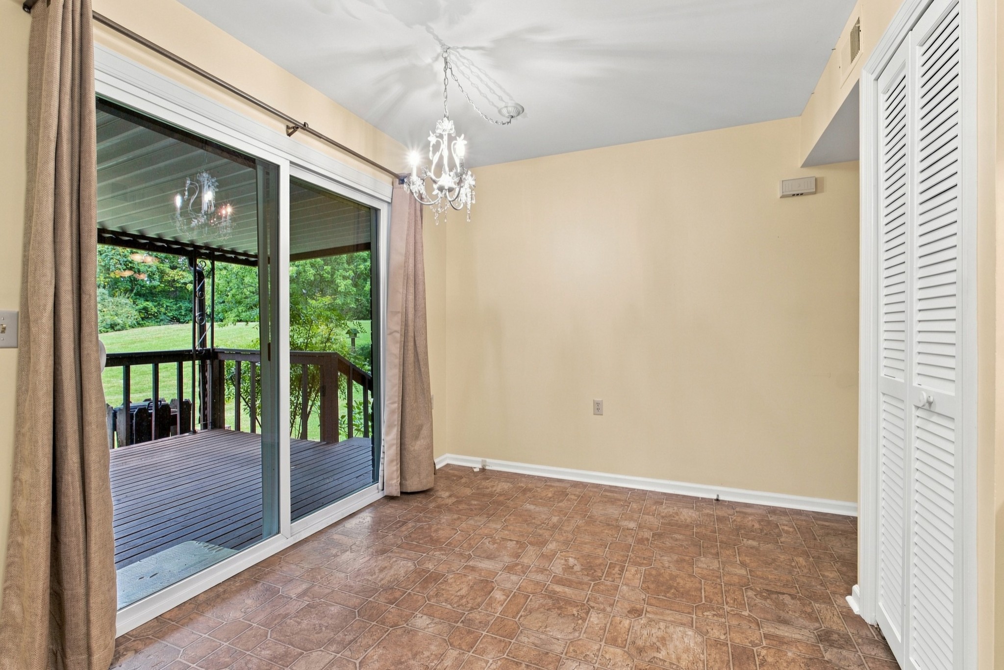 407 Deer Lake Dr