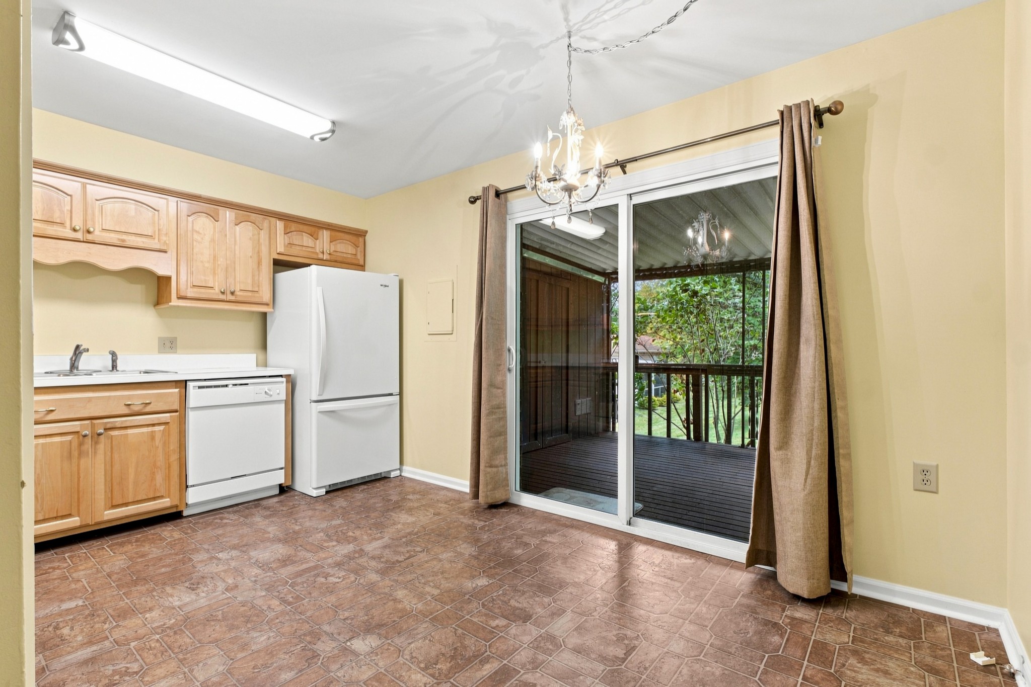 407 Deer Lake Dr