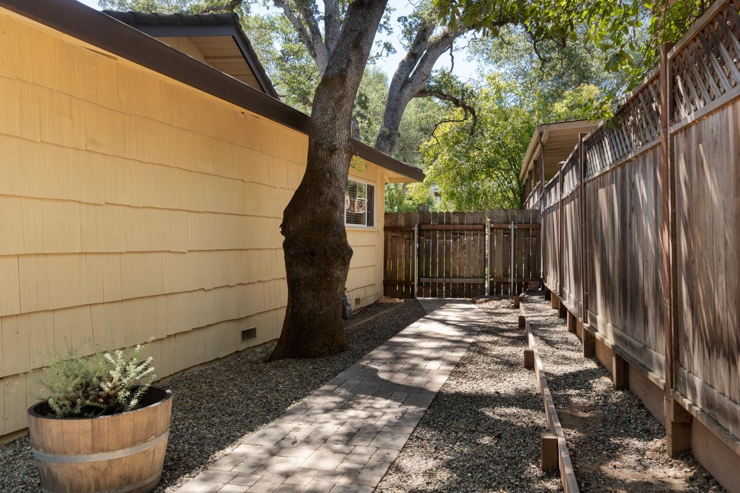 959 King George Way
