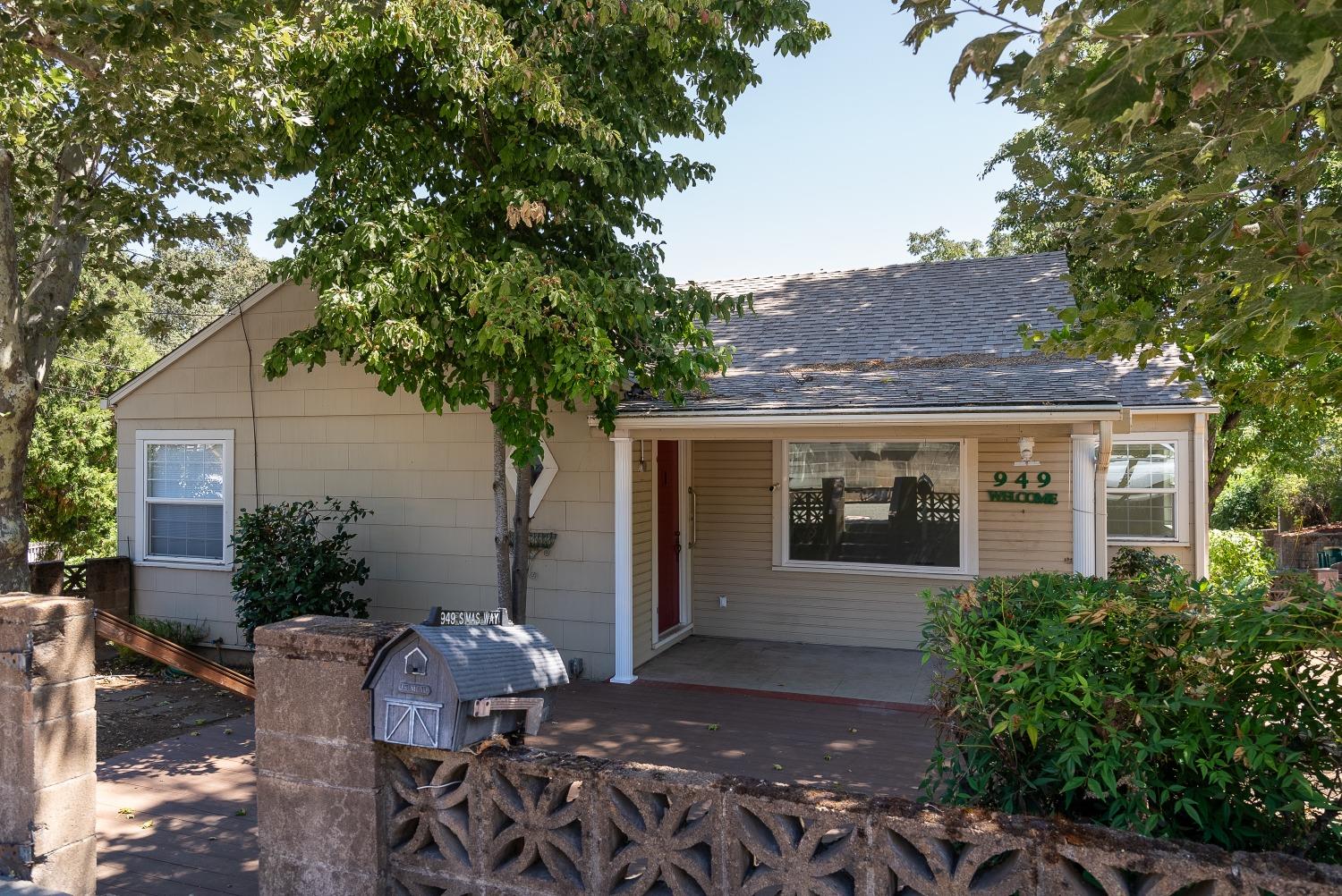 949 Simas Way