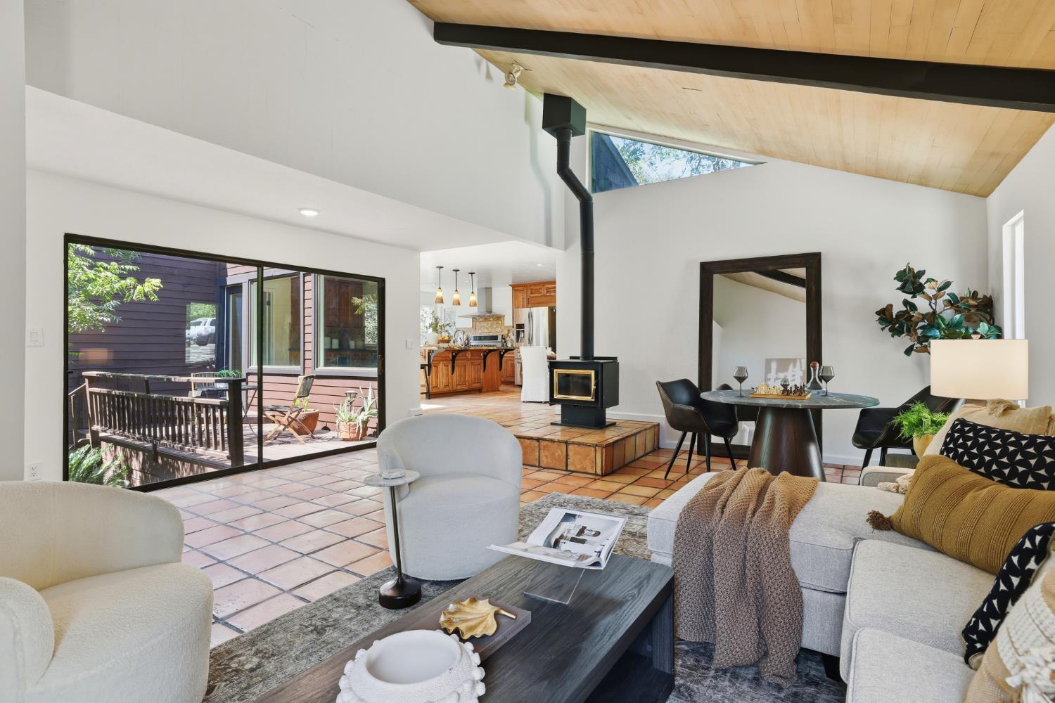 2873 King Edward Drive