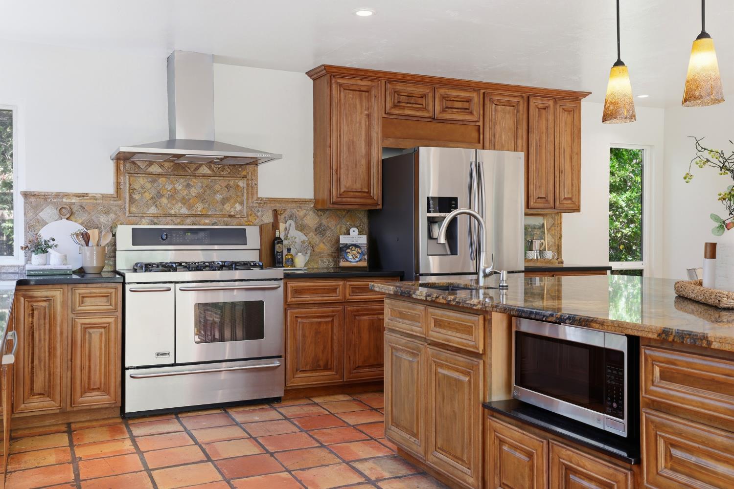 2873 King Edward Drive