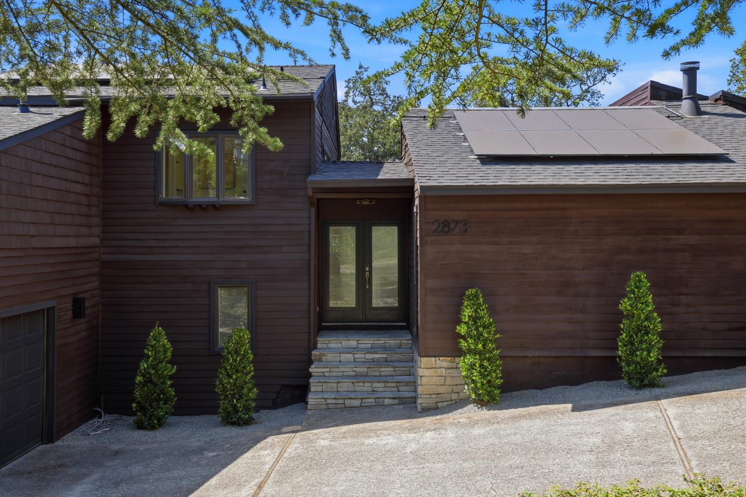 2873 King Edward Drive