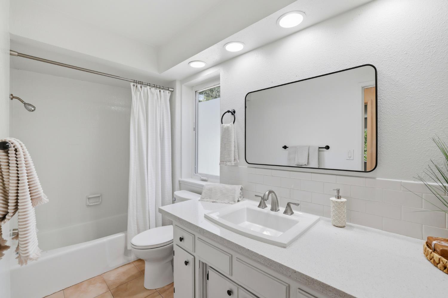 2873 King Edward Drive