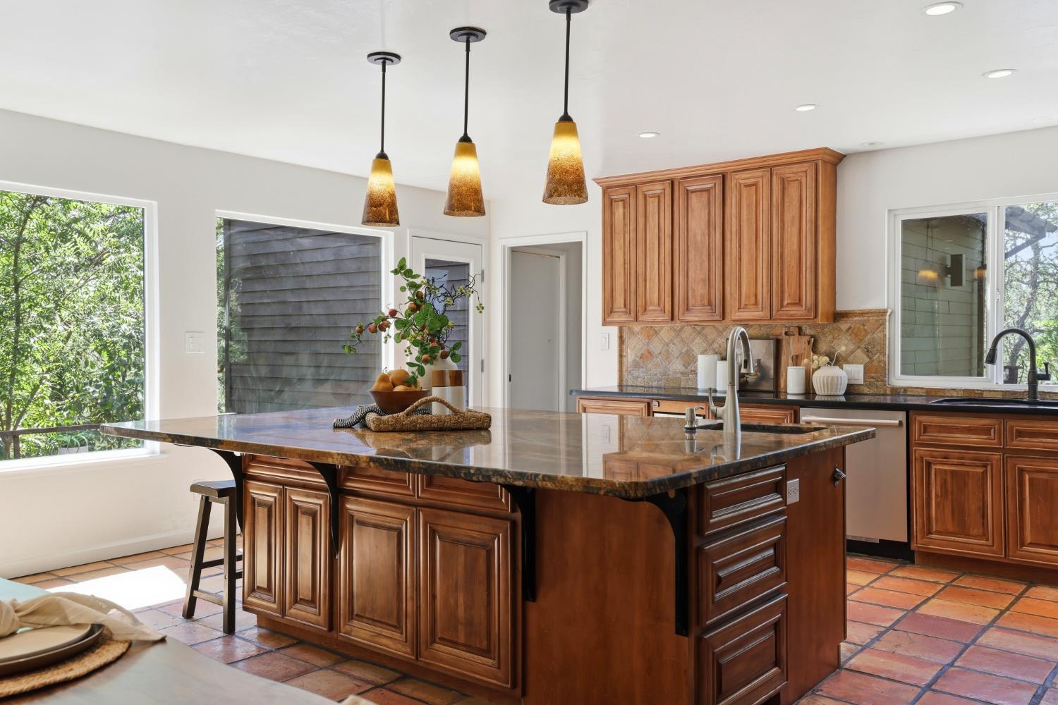 2873 King Edward Drive