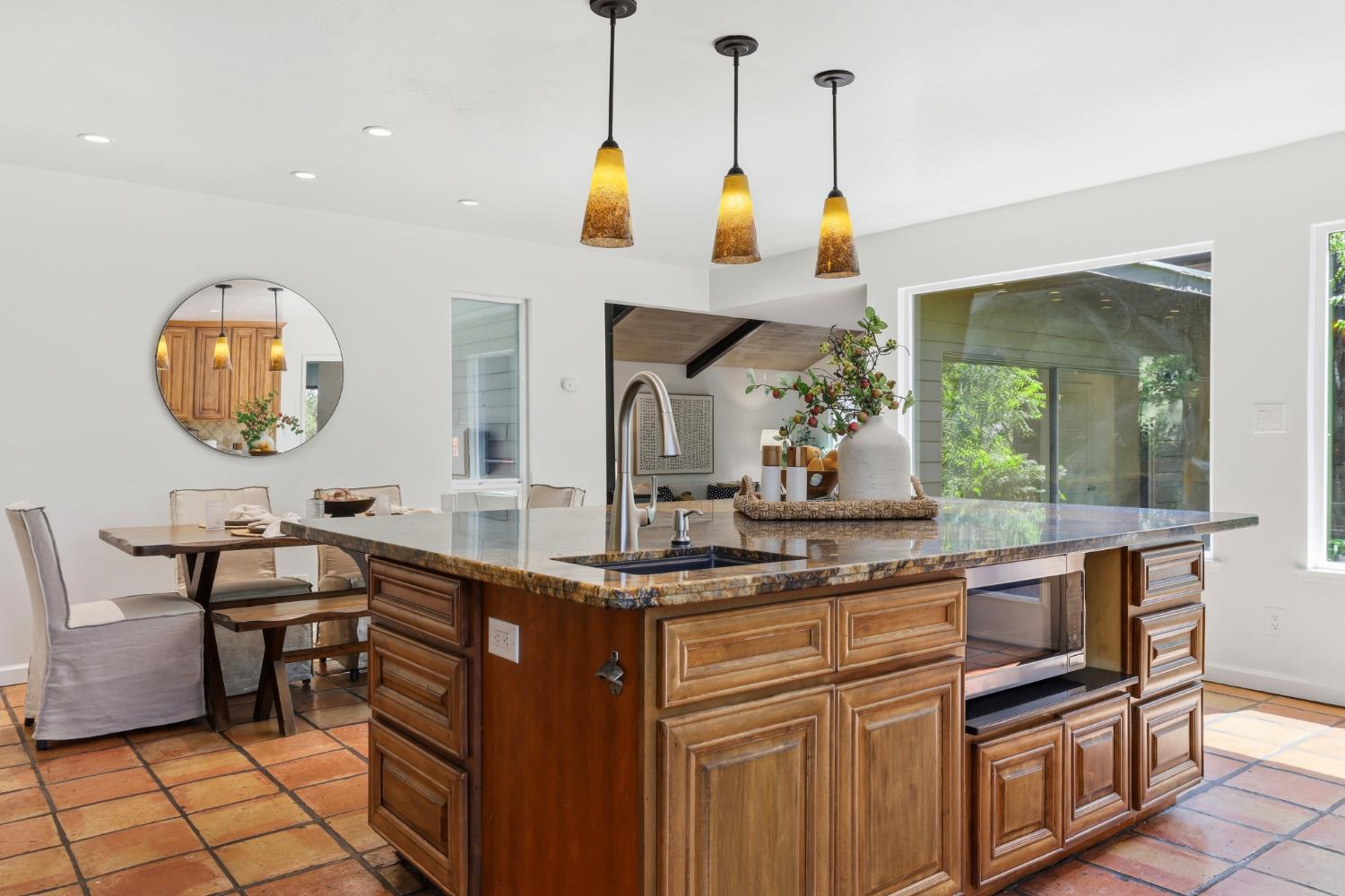 2873 King Edward Drive