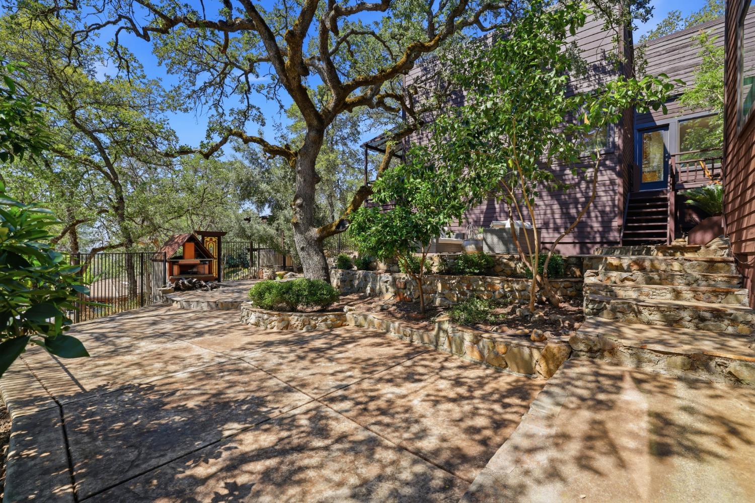 2873 King Edward Drive