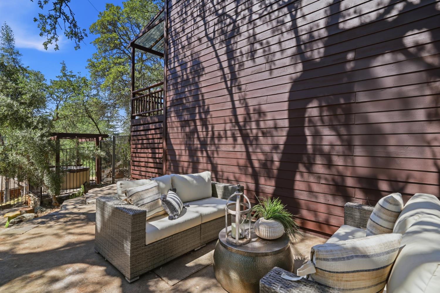 2873 King Edward Drive