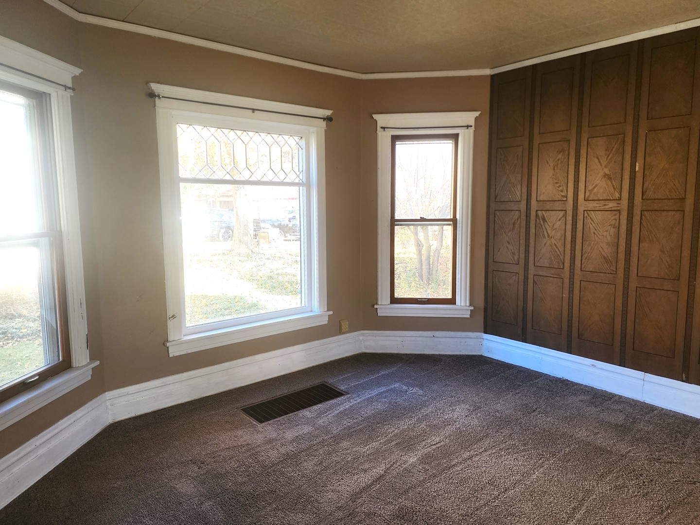 17 S McHenry Avenue
