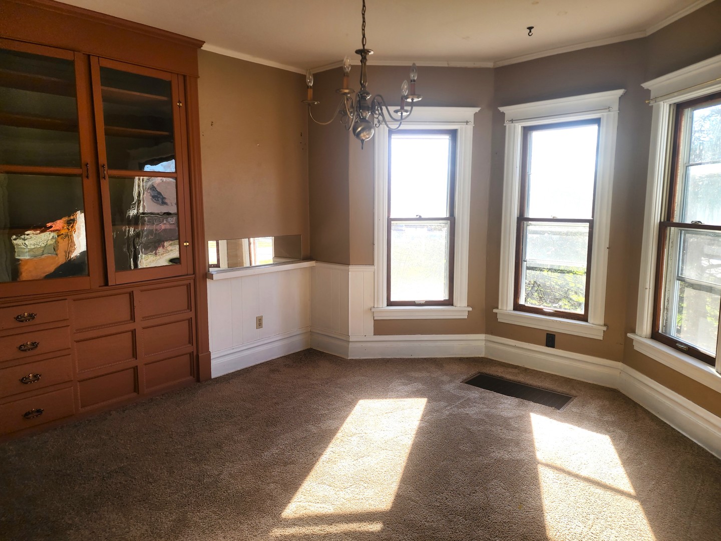 17 S McHenry Avenue