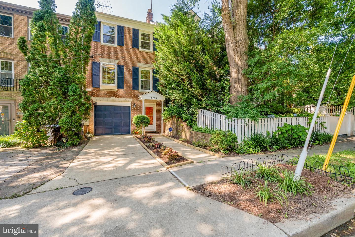 3706 Huntington St NW
