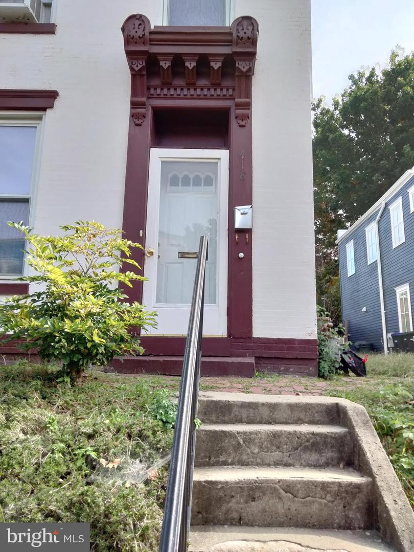 418 4th St SE