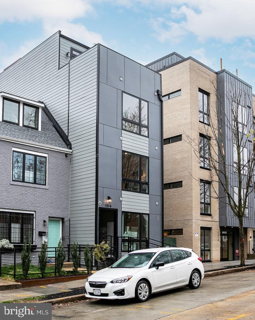 1014 1/2 17th Pl NE #4