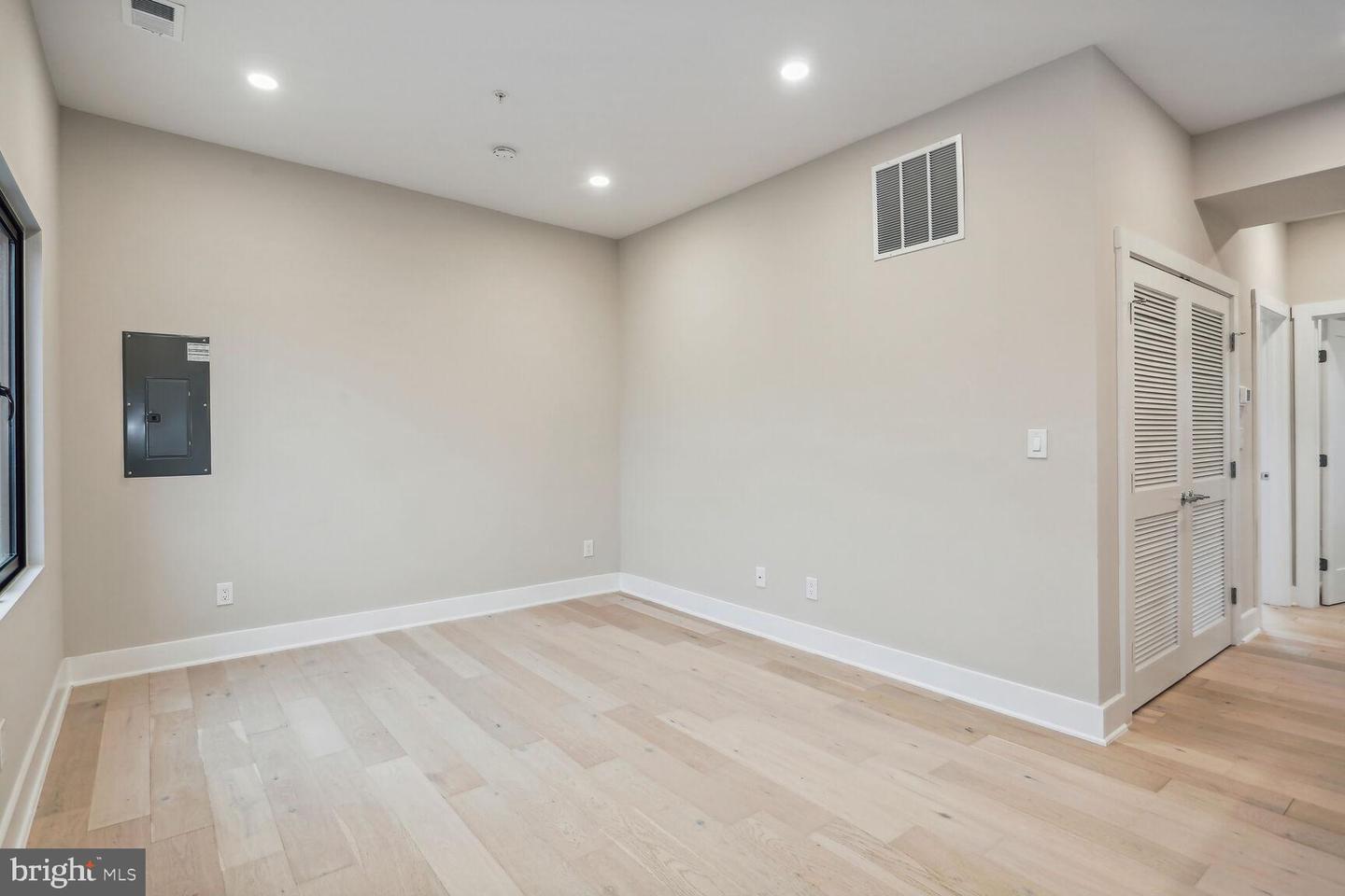 1121 Penn St NE #4