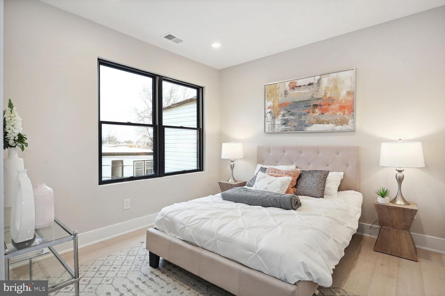1121 Penn St NE #4