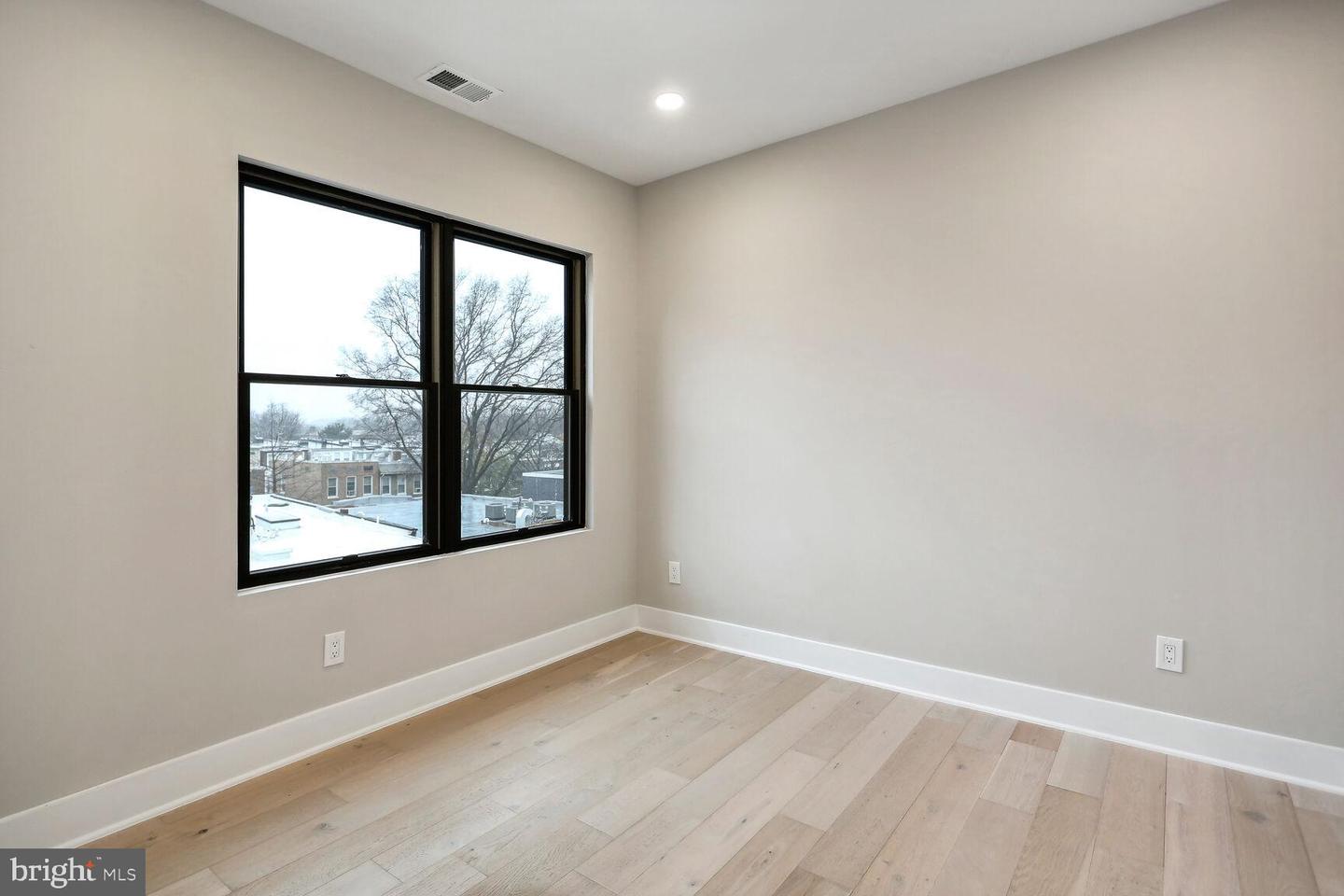 1121 Penn St NE #4