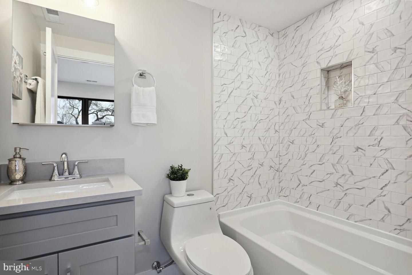 1121 Penn St NE #4
