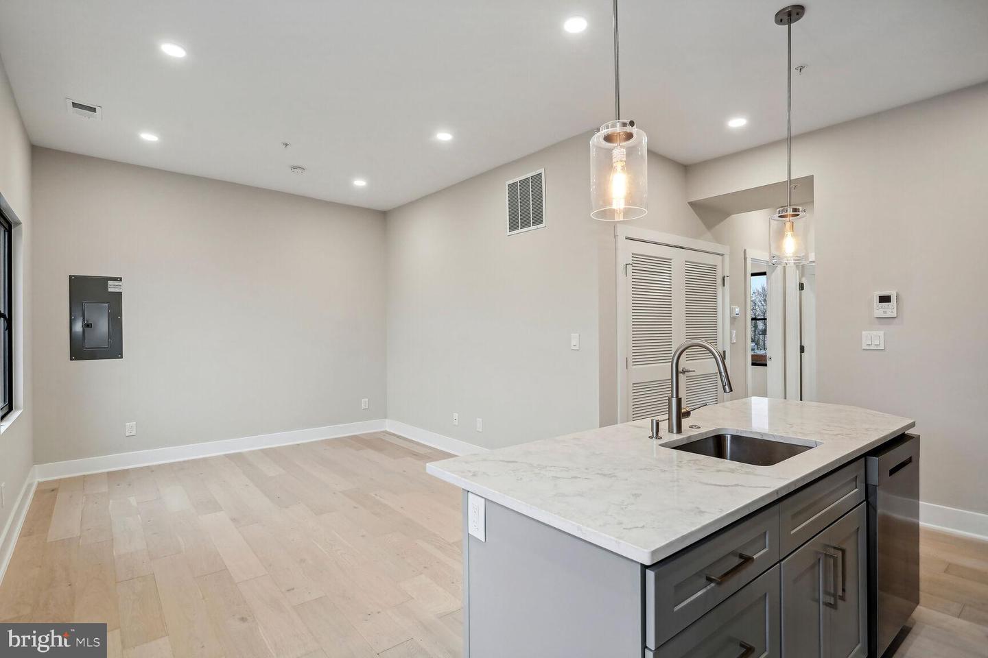1121 Penn St NE #4