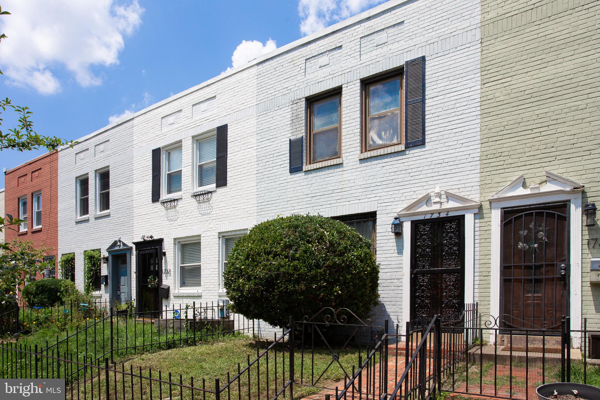 1734 E St NE
