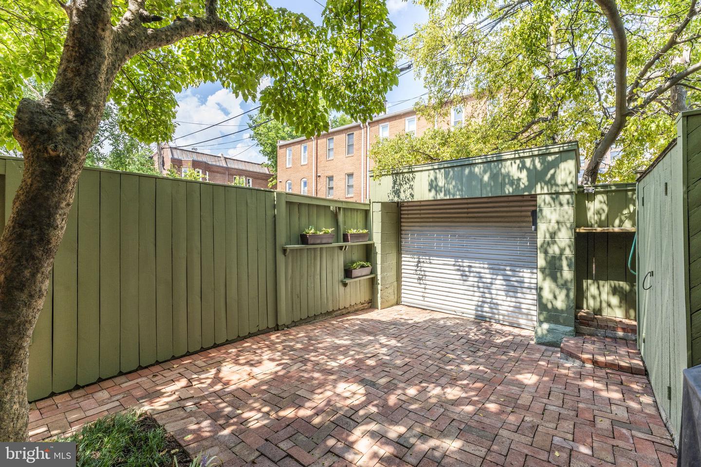 328 G St NE