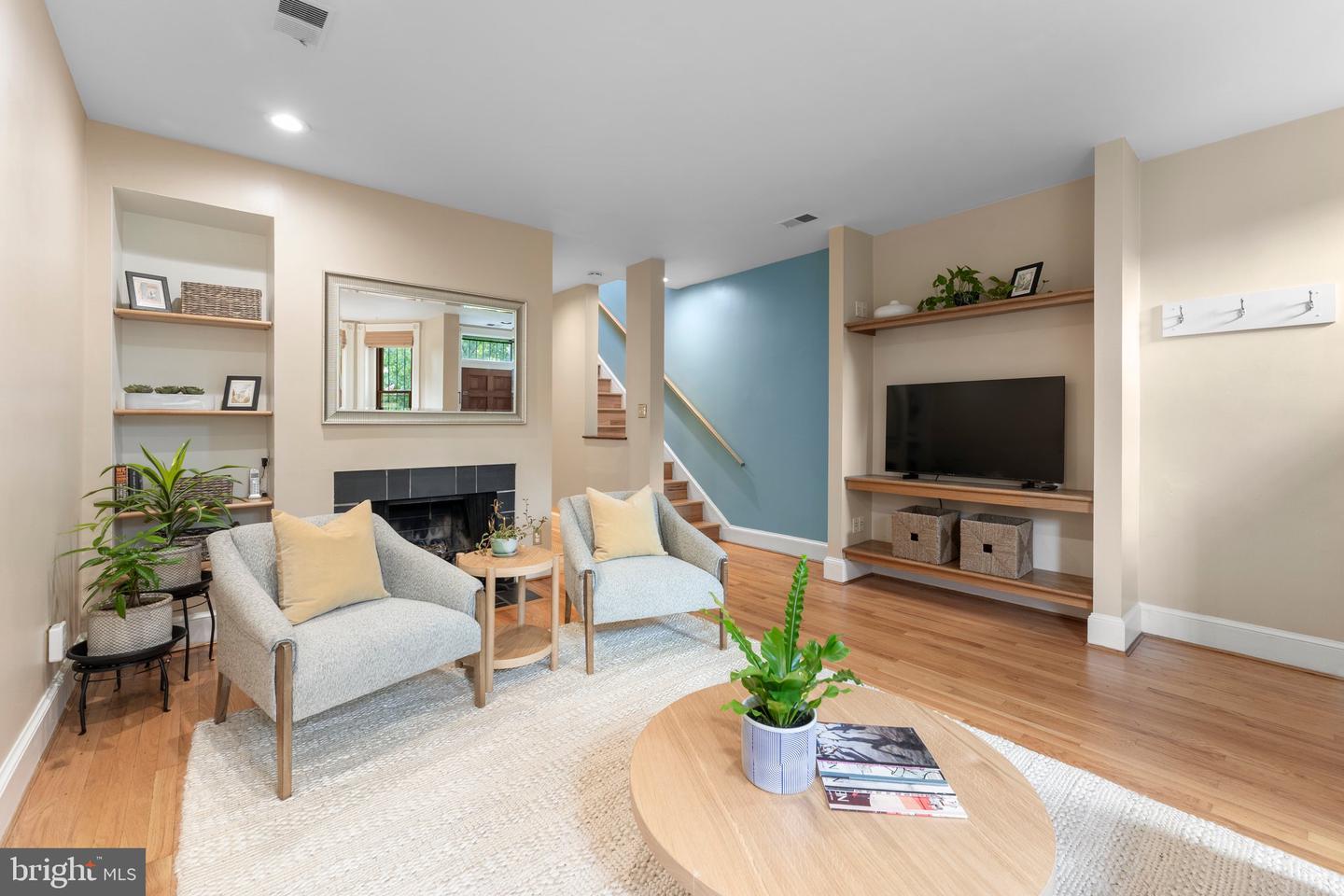 328 G St NE