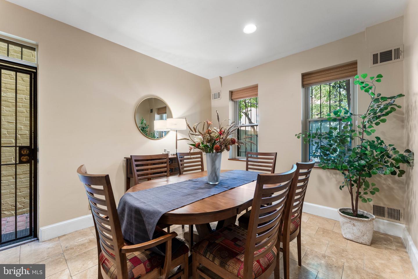328 G St NE