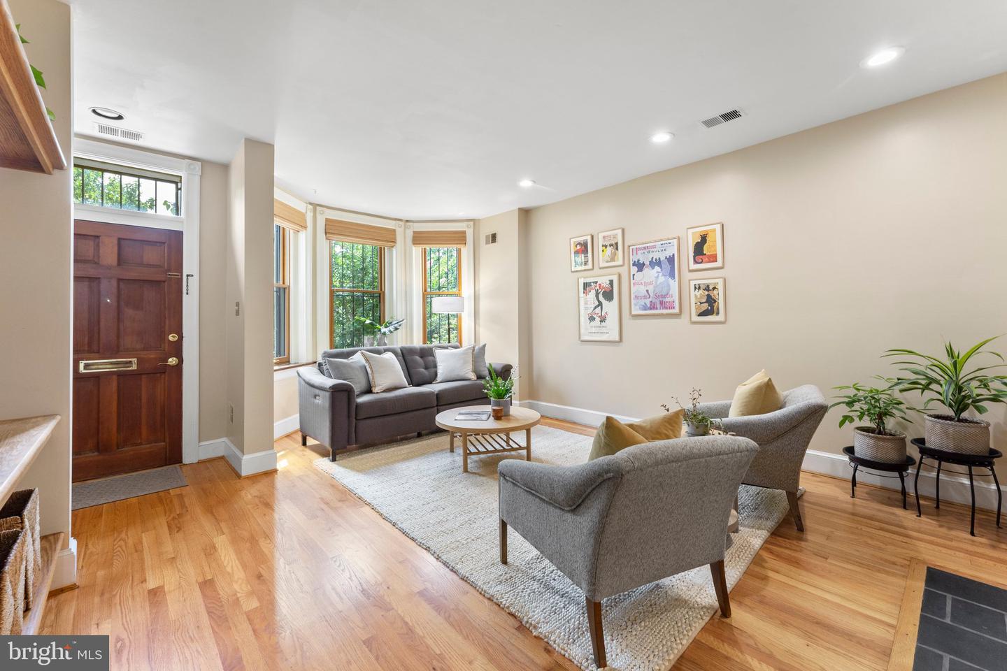 328 G St NE