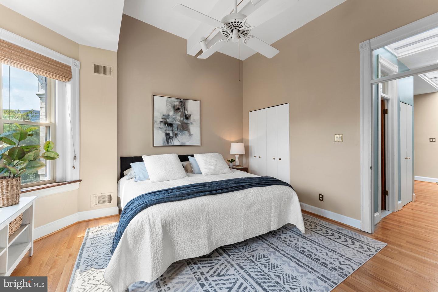 328 G St NE
