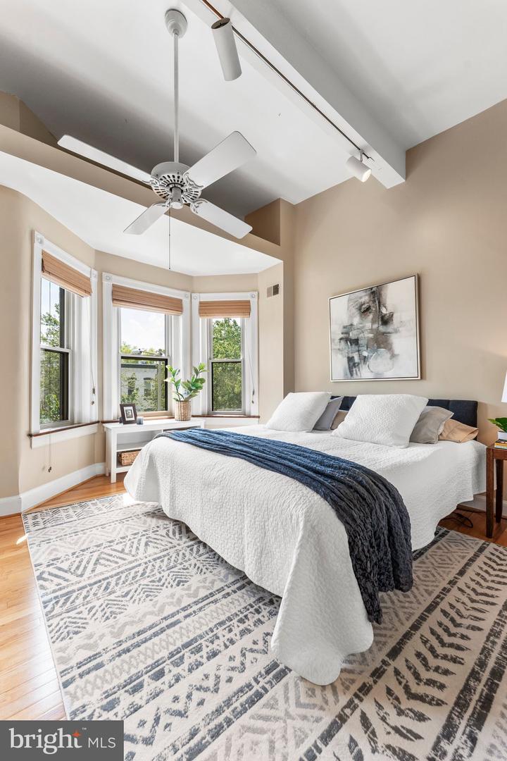 328 G St NE