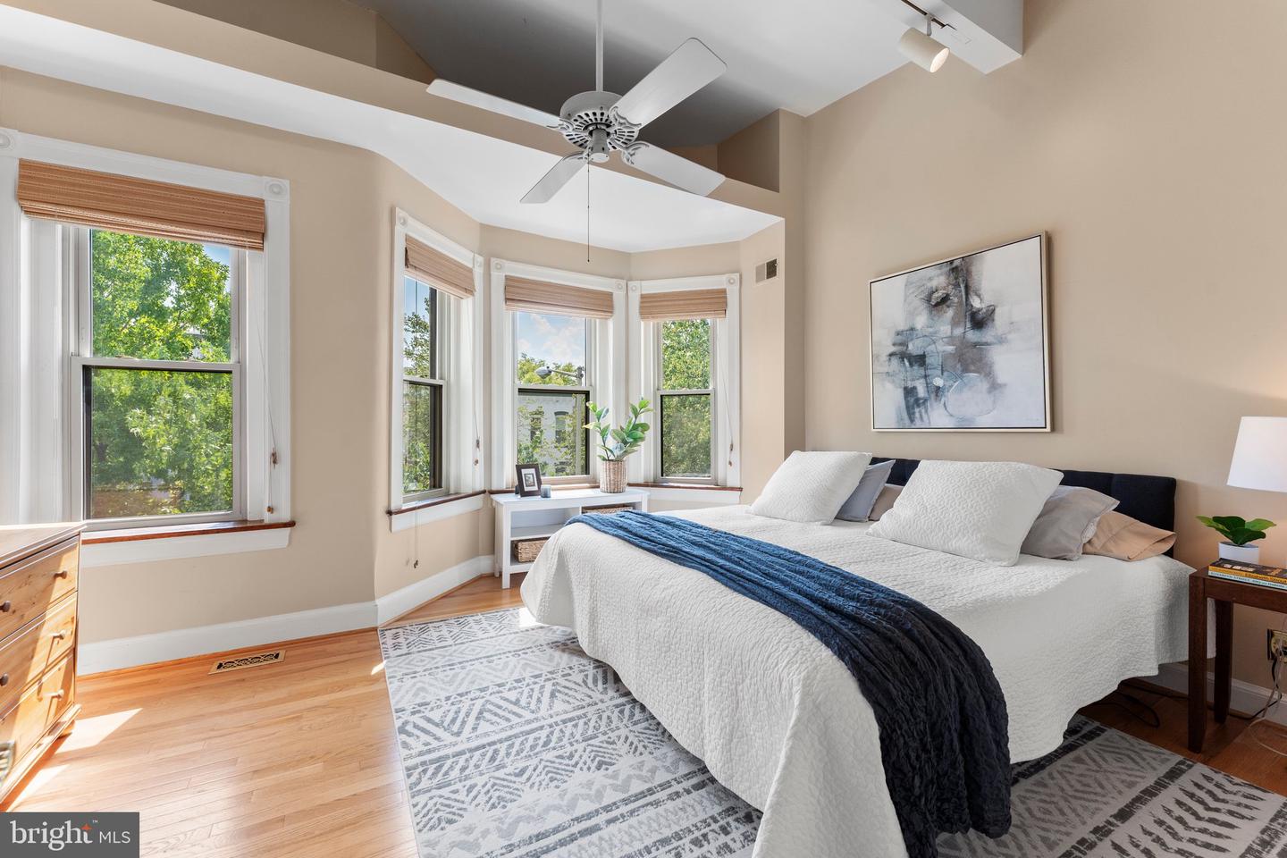328 G St NE
