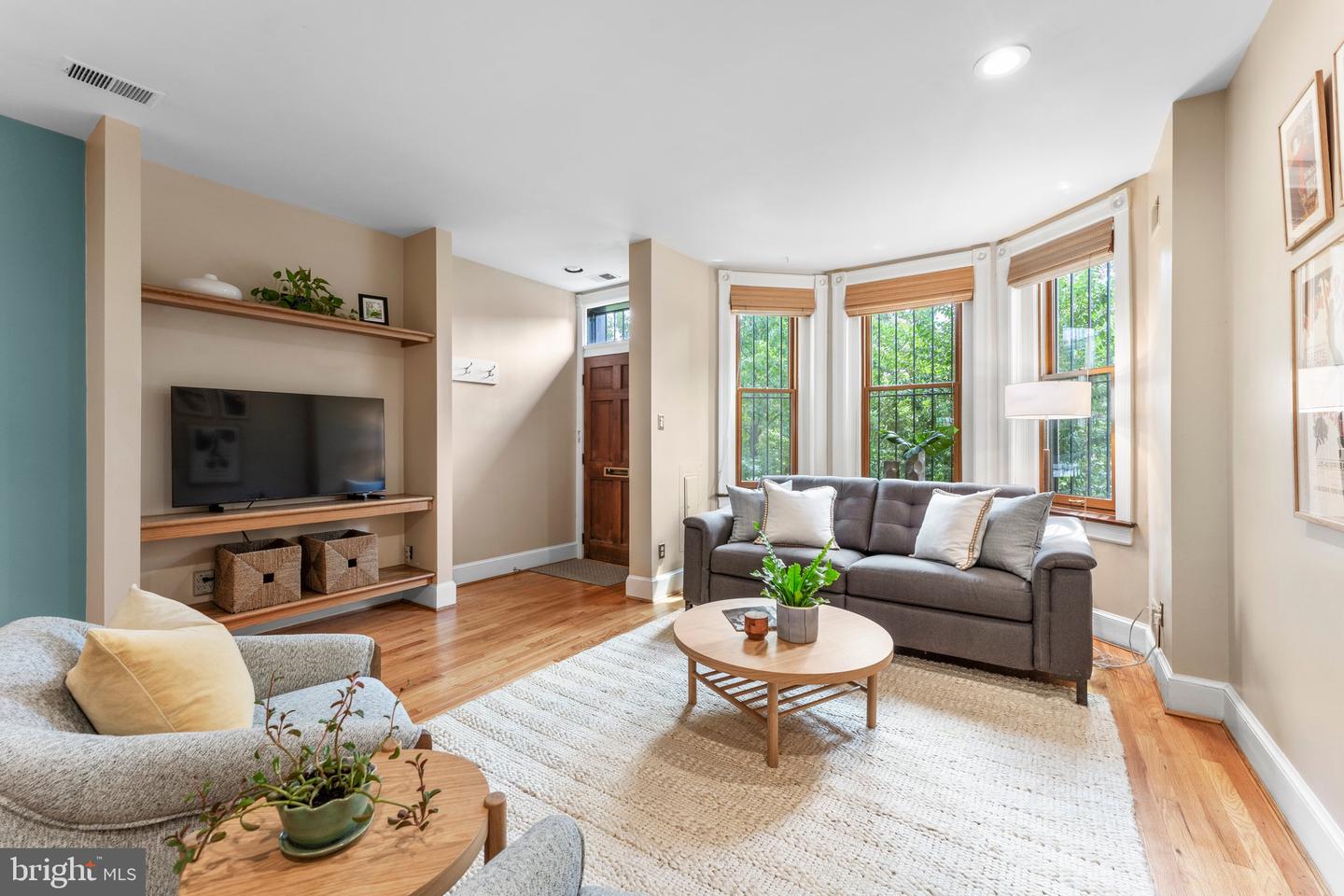 328 G St NE