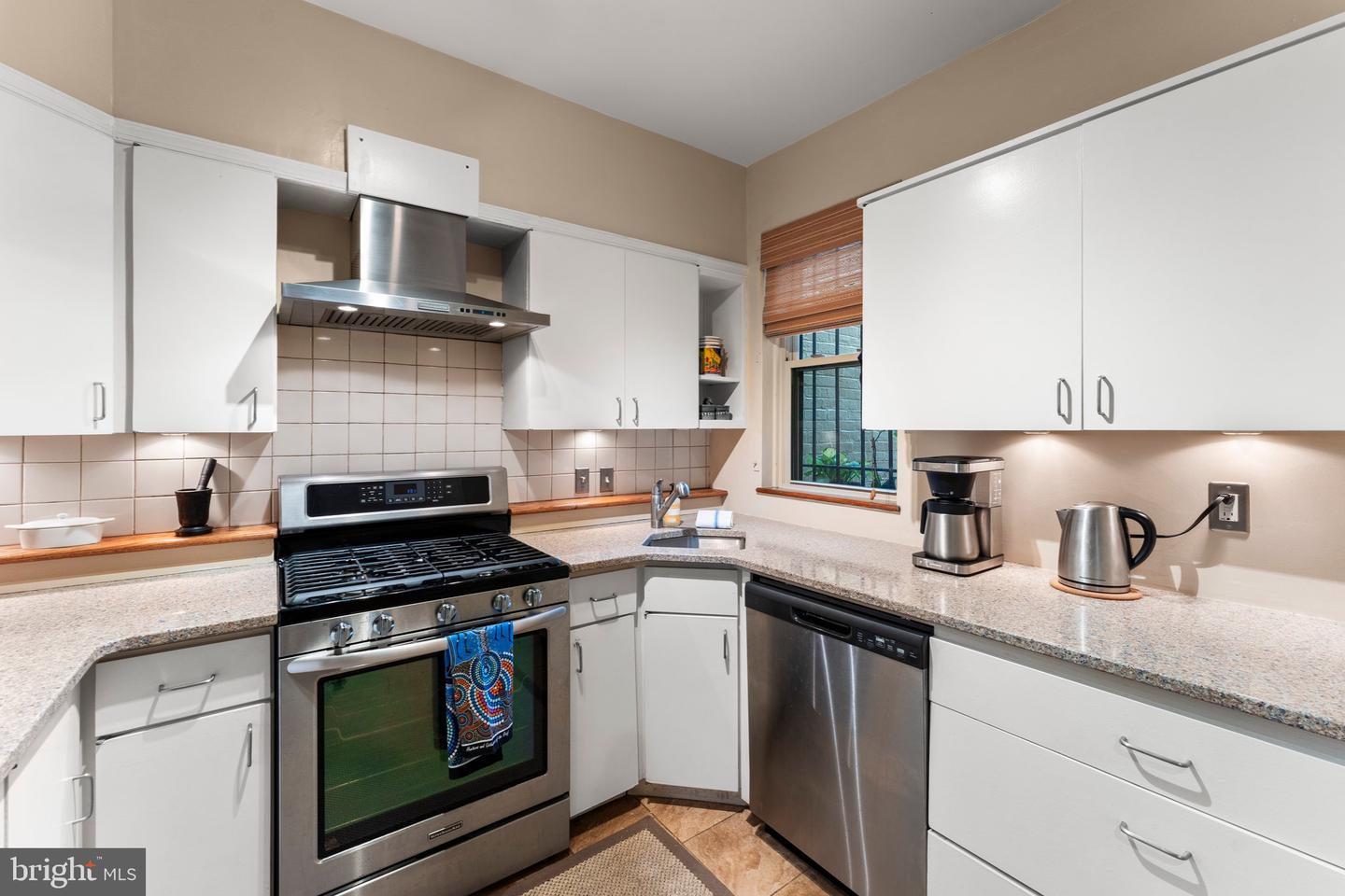 328 G St NE