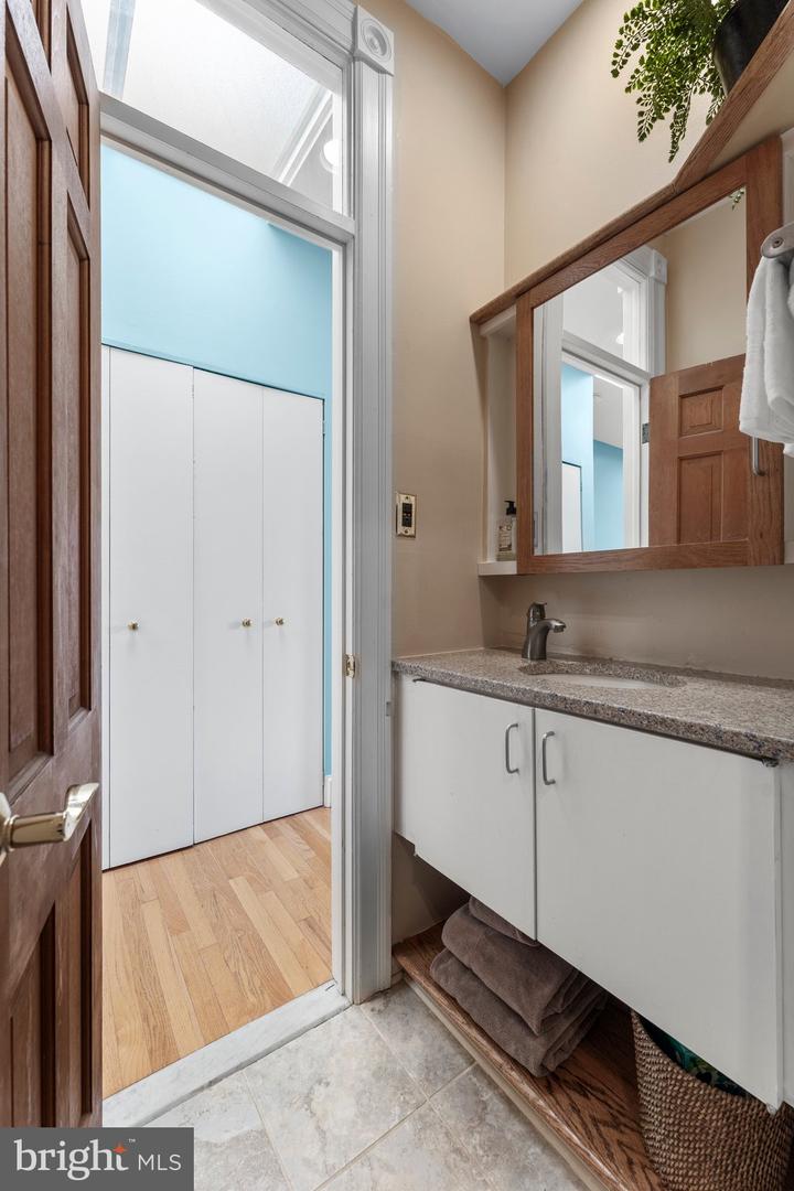328 G St NE