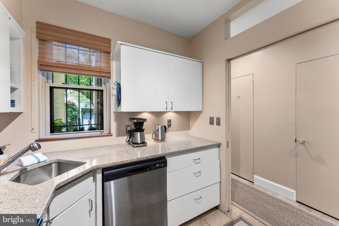 328 G St NE