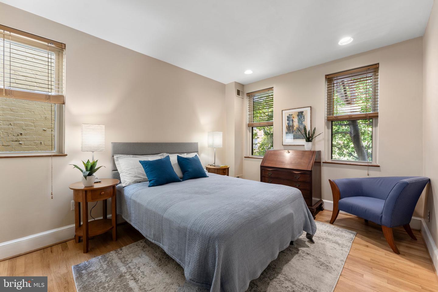 328 G St NE