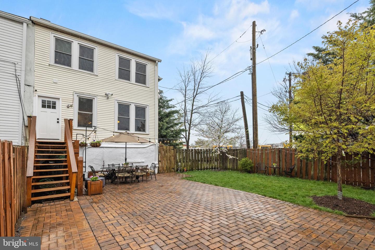 637 Allison St NW