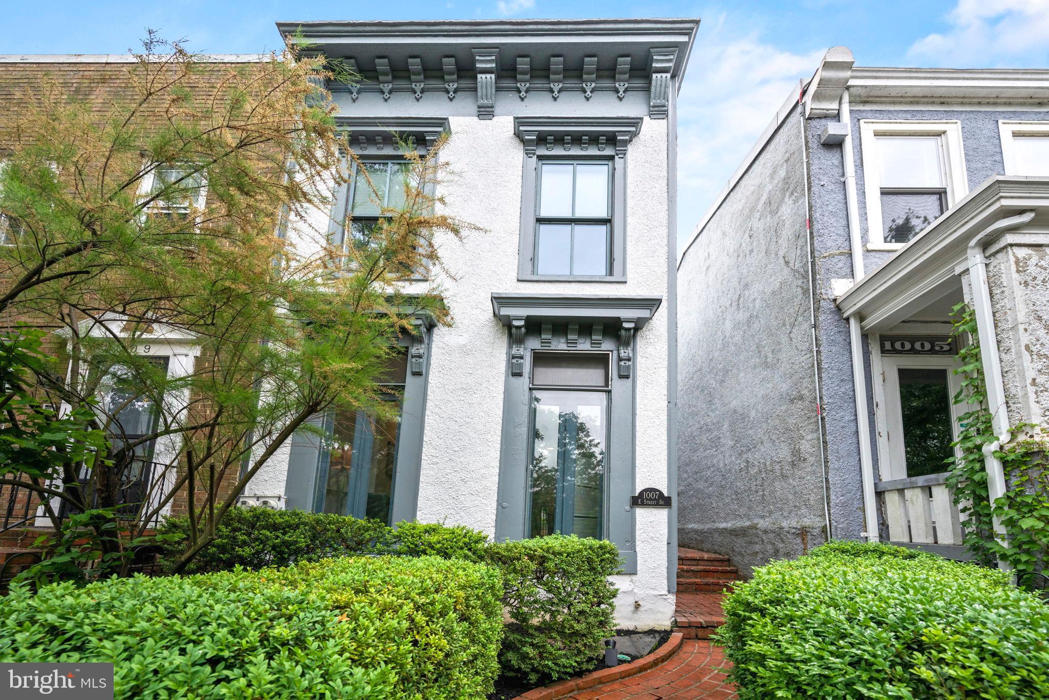 1007 E St SE