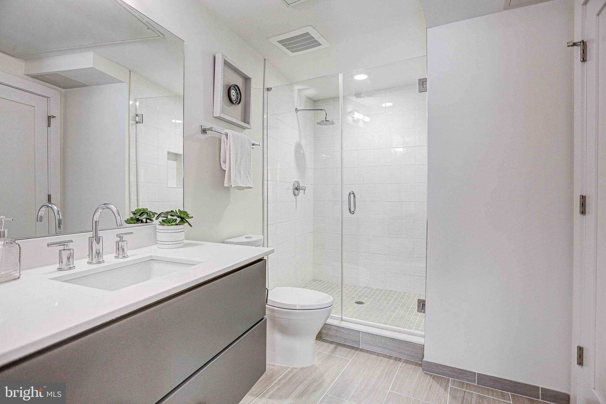 2337 Champlain St NW #106