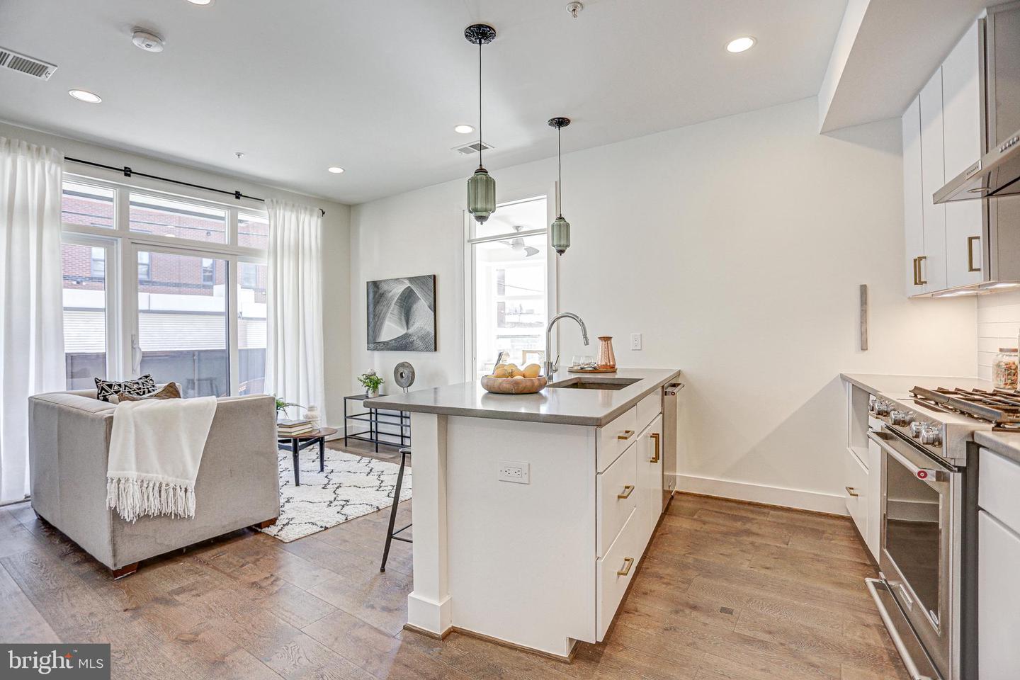 2337 Champlain St NW #106