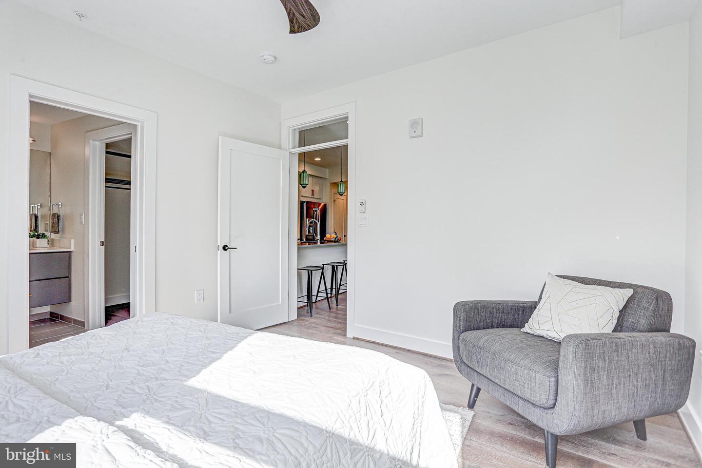2337 Champlain St NW #106