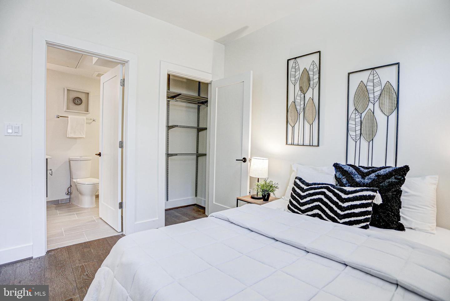 2337 Champlain St NW #106