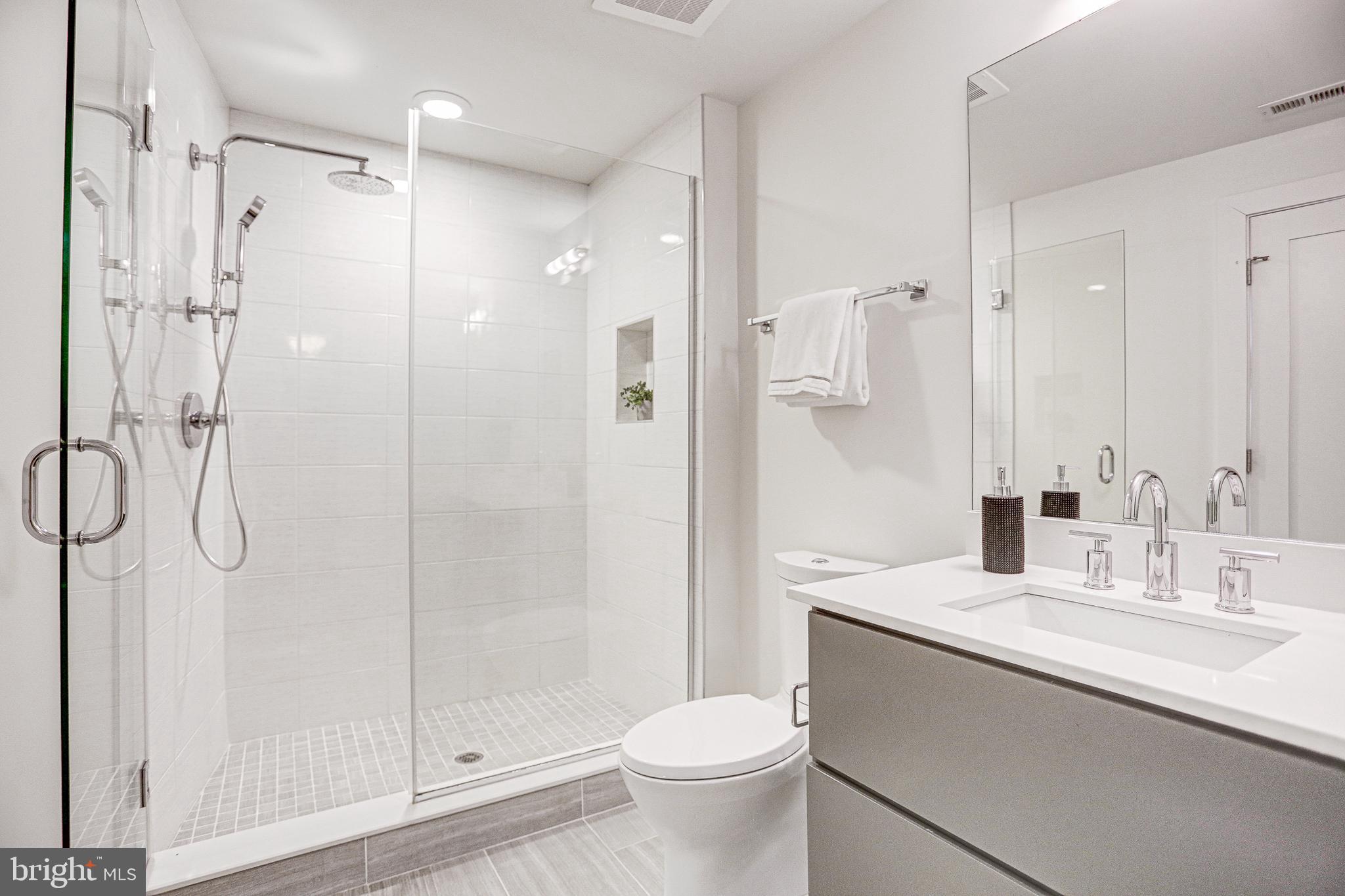 2337 Champlain St NW #106