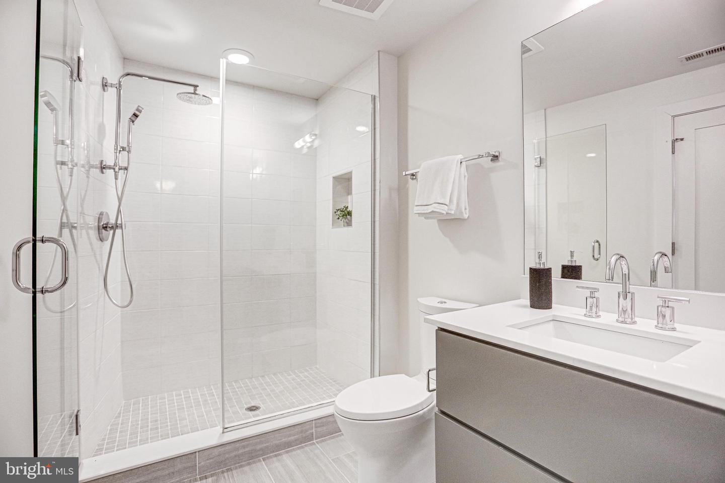 2337 Champlain St NW #106