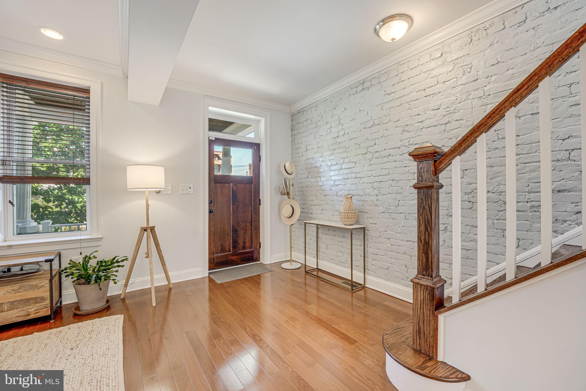 904 Crittenden St NW